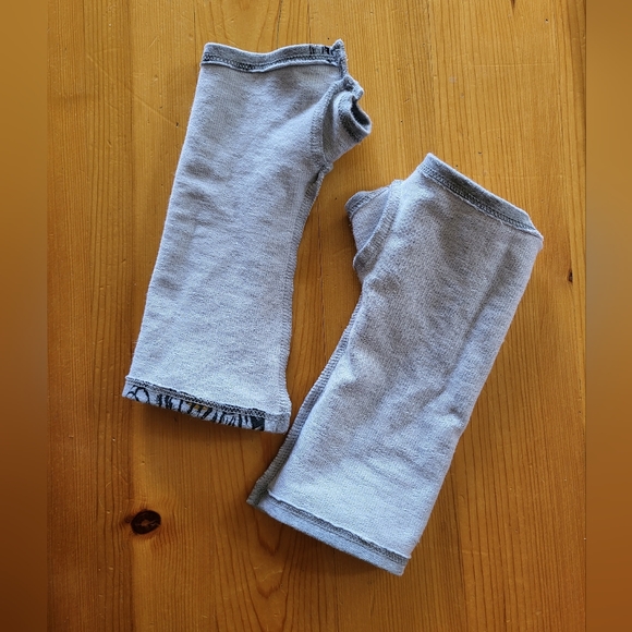 Smoking Lily. Wrist warmers, bamboo/cotton jersey. Tiger & ball print. Grey/gold - Picture 3 of 3